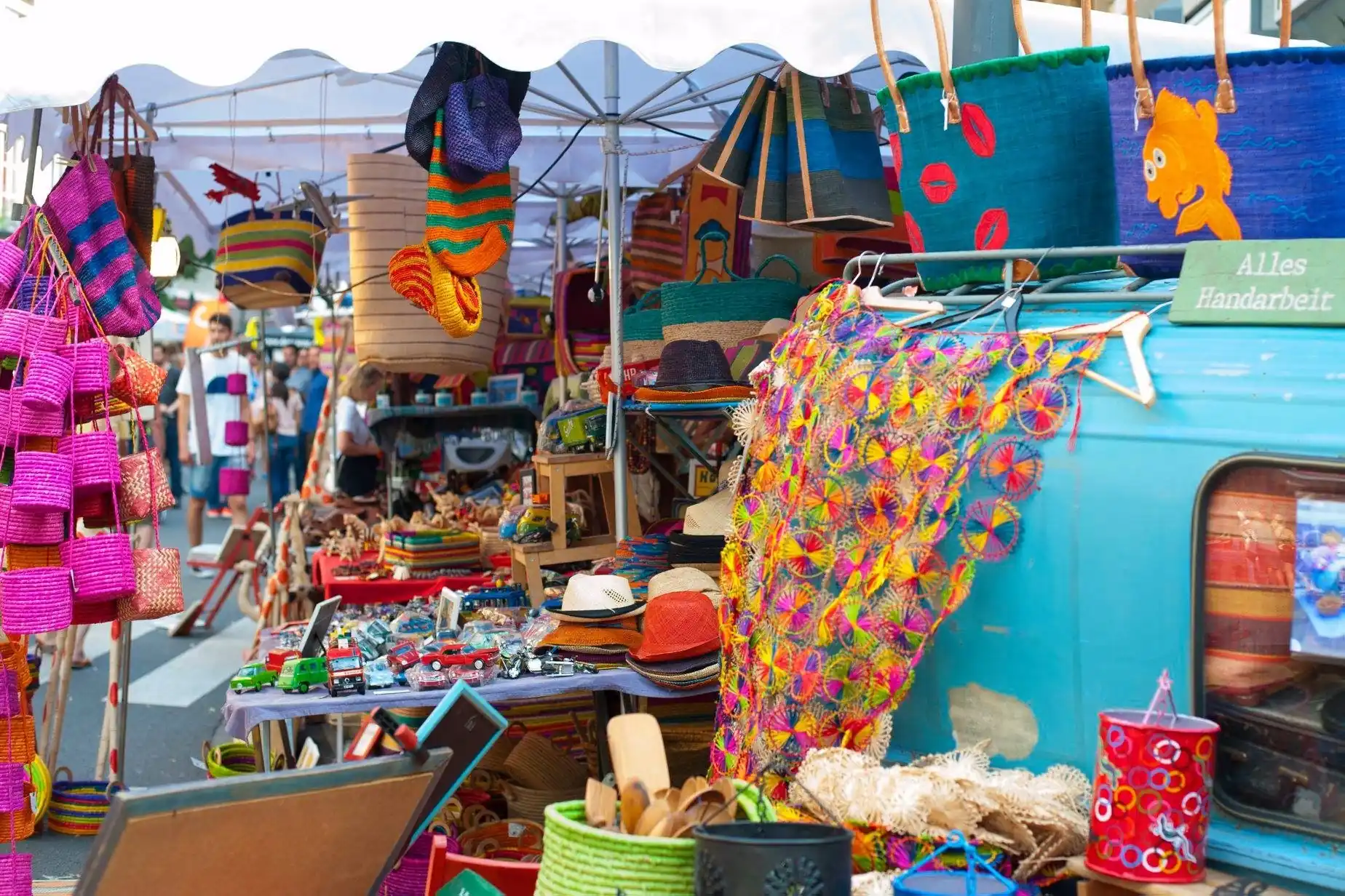 Handwerksstand mit ausgestellten Waren auf dem Südstadtfest