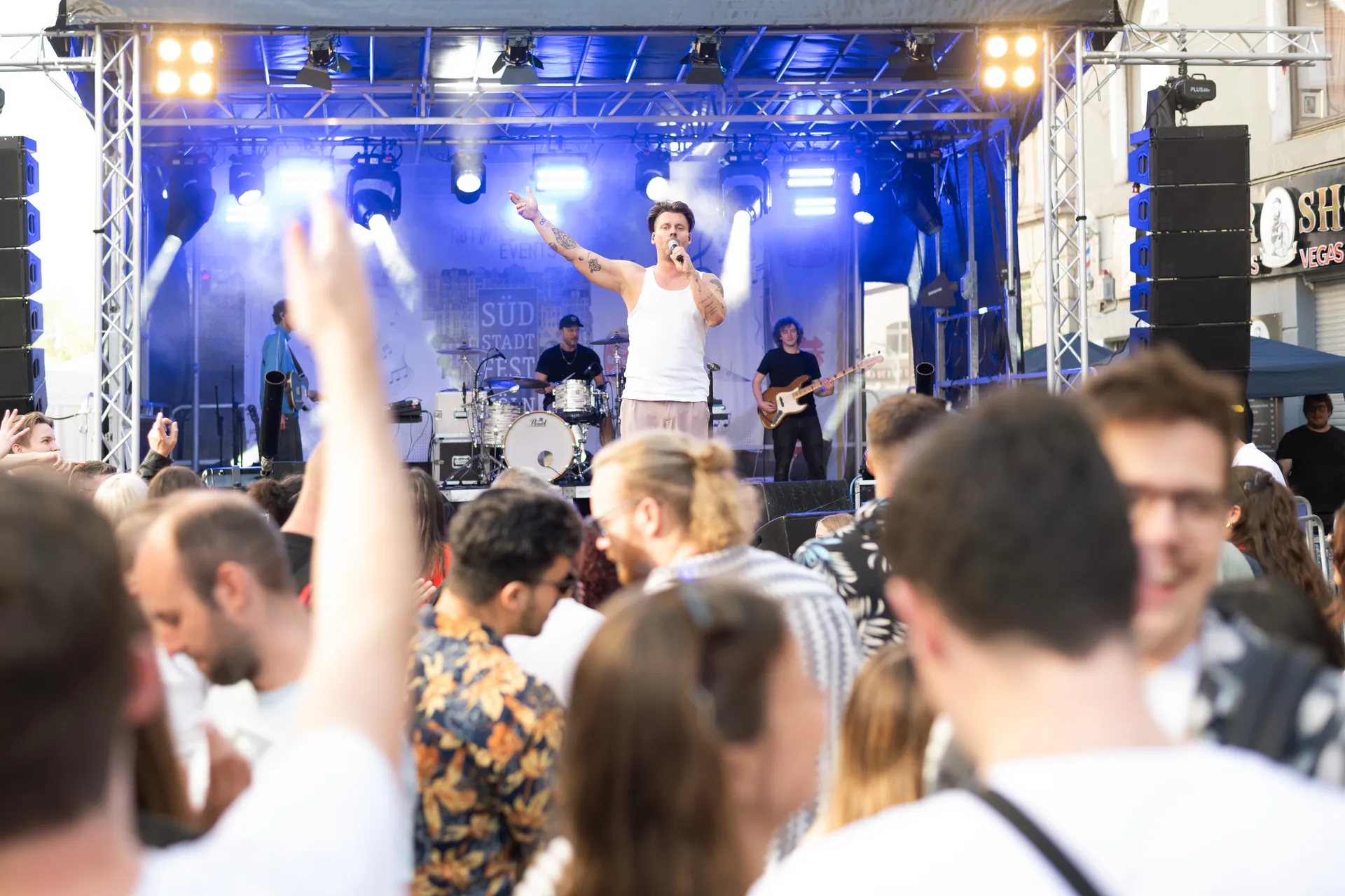 Sänger auf der Bühne beim Südstadtfest Köln vor begeistertem Publikum
